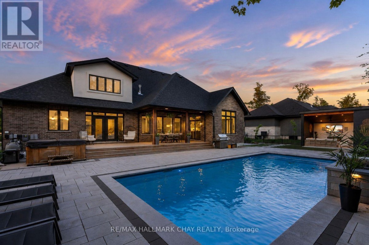 This $2.7M Ontario Home Has A Backyard That Looks Like A Private&nbsp;Resort